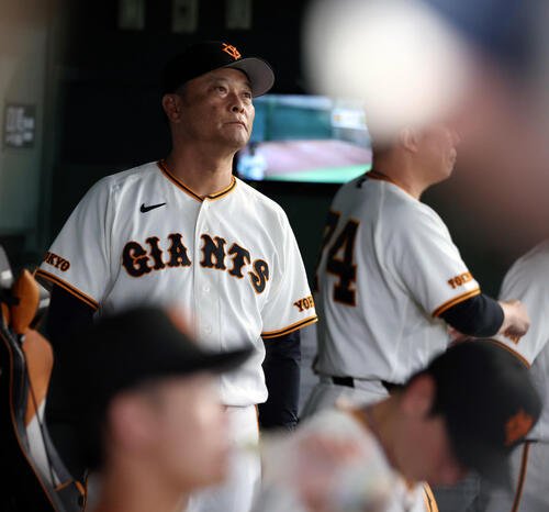 巨人対阪神　ベンチで厳しい表情の巨人橋上秀樹監督代行(撮影･浅見桂子)