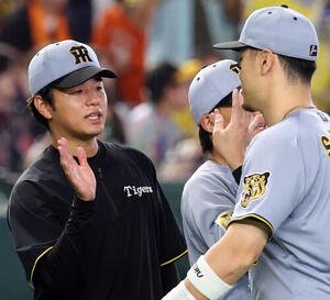 巨人対阪神　連勝し、阪神佐藤輝明(右)を笑顔で迎える高橋遥人(撮影･浅見桂子)