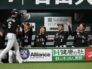 ソフトバンク対ロッテ　3回表ロッテ2死二塁、安田尚憲の勝ち越し適時打で生還した西川史礁(左)はナインとタッチを交わす(撮影･林敢治)