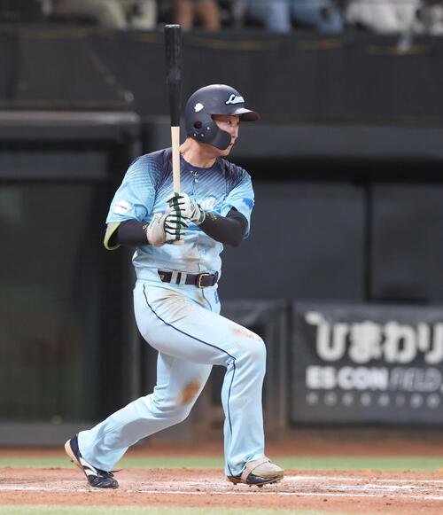 日本ハム対西武　7回表西武無死、安打を放つ山村崇嘉(撮影･黒川智章)
