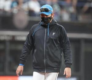 日本ハム対西武　投手交代を告げる新庄剛志監督(撮影･黒川智章)
