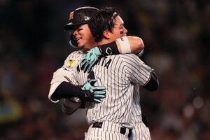 5月20日の中日戦で九回にサヨナラ本塁打を放った森下翔太(手前)と抱き合う佐藤輝明