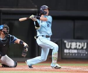 日本ハム対西武　7回表西武二、三塁、2点適時二塁打を放つ源田壮亮(撮影･黒川智章)