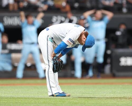 日本ハム対西武　7回表、小島大河に3点本塁打を浴び肩を落とす島本浩也(撮影･黒川智章)