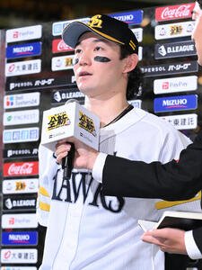 ソフトバンク対ロッテ　ヒーローインタビューに応じる正木智也(撮影･林敢治)