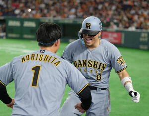 巨人対阪神　3回表阪神1死、佐藤輝明(右)は右越え本塁打を放ち森下翔太とポーズを決める(撮影･足立雅史)
