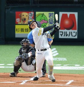 ソフトバンク対ロッテ　1回裏ソフトバンク無死、正木智也は左越えに先制本塁打を放つ(撮影･梅根麻紀)