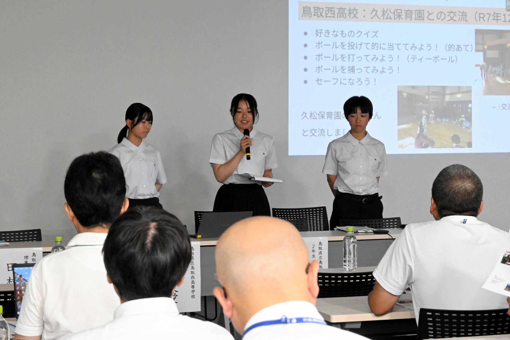 高校野球200年構想ミーティングで鳥取の取り組みについて発表する鳥取西高校の生徒=2026年8月9日午前11時24分、兵庫県西宮市、佐藤常敬撮影
