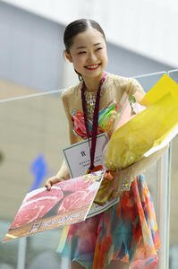 優勝し副賞の近江牛を手に笑顔を見せる島田麻央(撮影･前田充)