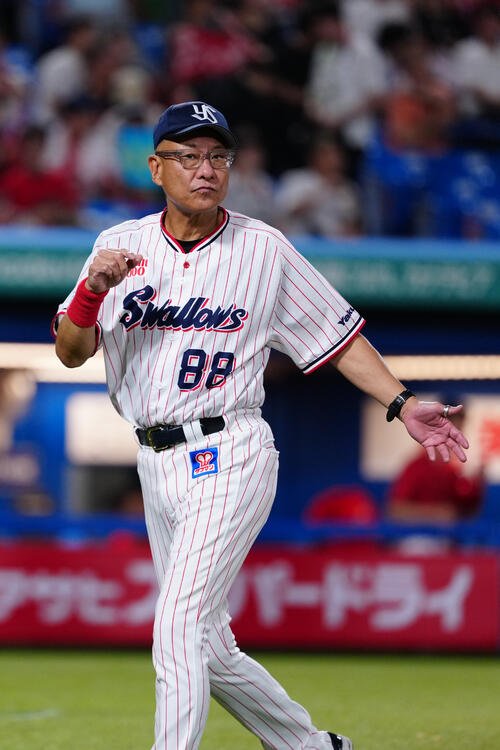 ヤクルト対広島　7回表開始前、選手交代を告げたヤクルト池山隆寛監督(撮影･江口和貴)