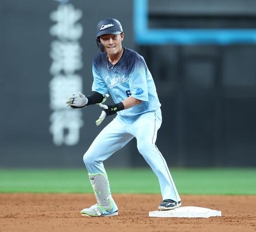 日本ハム対西武　7回表西武二、三塁、2点適時二塁打を放ち手をたたく源田壮亮(撮影･黒川智章)