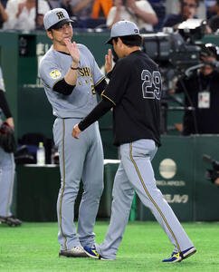 巨人対阪神　連勝し、阪神高橋遥人(手前)を迎える藤川球児監督(撮影･浅見桂子)