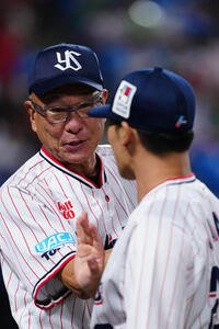 ヤクルト対広島　試合後、ヤクルト先発の山野太一(右)とタッチを交わす池山隆寛監督(撮影･江口和貴)