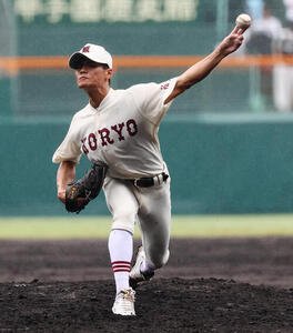 拓大紅陵対佐賀商　佐賀商戦に先発する拓大紅陵の宮沢和聖(撮影･加藤哉)