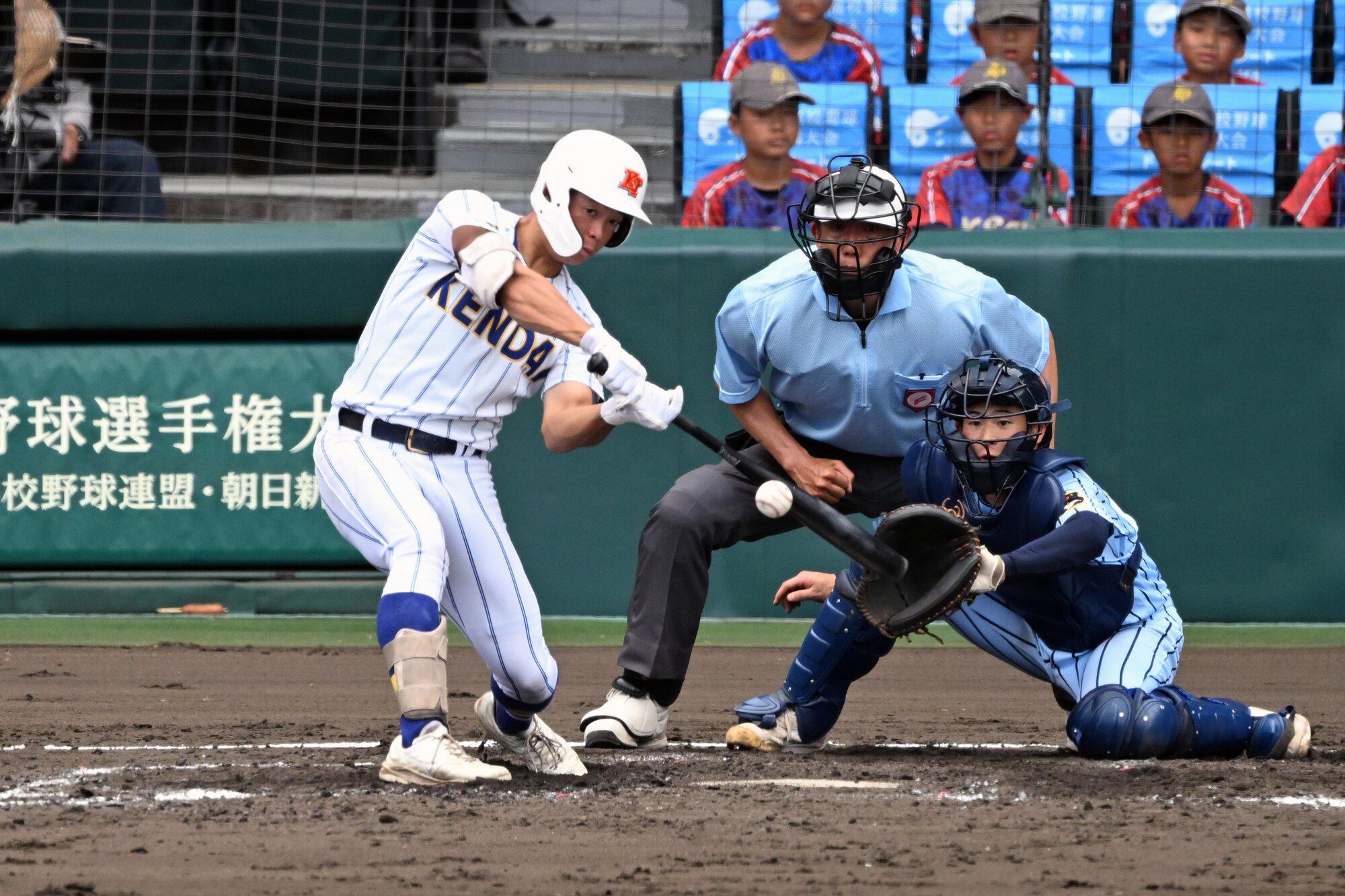 東海大甲府―健大高崎　五回裏健大高崎1死一、二塁、佐藤は右前に先制の適時打を放つ。捕手岡田