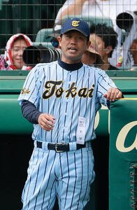 東海大甲府対健大高崎　ベンチから声を出す東海大甲府の仲沢広基監督(撮影･上山淳一)
