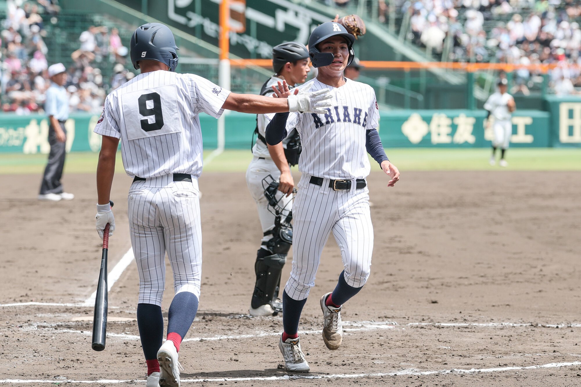 長崎日大―有明　二回裏有明2死二、三塁、相手の失策の間に生還する二塁走者工(右)=伊藤進之介撮影