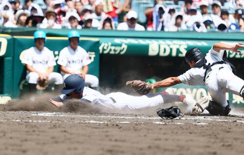 長崎日大対有明　3回裏有明1死三塁、三走永田晴輝は実田聡志の三塁野選で本塁生還。捕手太田涼介(撮影･加藤哉)