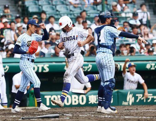 東海大甲府対健大高崎　5回裏健大高崎1死一、二塁、二走石田雄星は佐藤麻恩の先制右前適時打で生還(撮影･加藤哉)