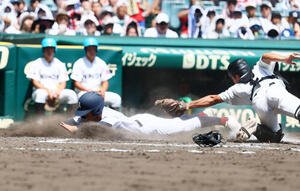 長崎日大対有明　3回裏有明1死三塁、三走永田晴輝は実田聡志の三塁野選で本塁生還。捕手太田涼介(撮影･加藤哉)