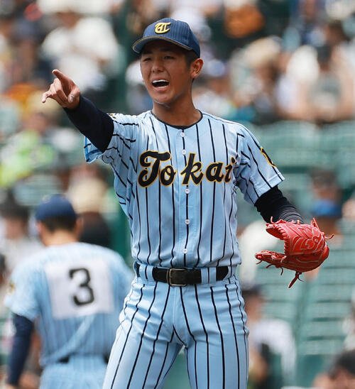 東海大甲府対健大高崎　8回裏健大高崎無死一塁、村尾竜弦は豊永飛輝を三ゴロ併殺に仕留めポーズする(撮影･上山淳一)