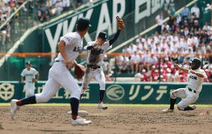 長崎日大対有明　9回表長崎日大2死一、三塁、二塁手永田晴輝(右から2人目)は平野博裕を三ゴロに仕留めゲームセット。右端は一走太田涼介(撮影･上山淳一)