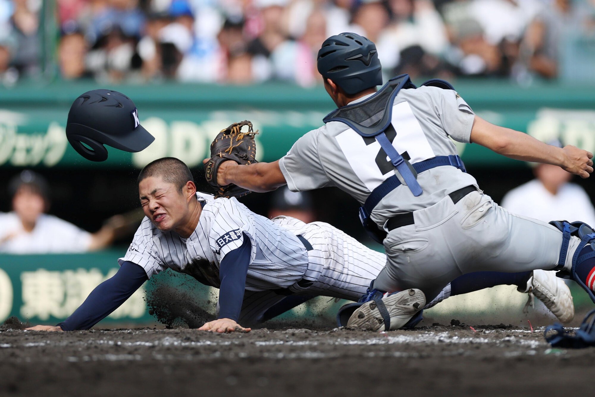 青森山田―東日大昌平　五回裏東日大昌平無死一塁、小内の適時二塁打で走者新井が生還し勝ち越し。青森山田の捕手沖野=内田光撮影