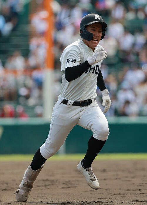 長崎日大対有明　9回表長崎日大無死、竹内剛は三塁打を放ち三塁へ向かう(撮影･上山淳一)