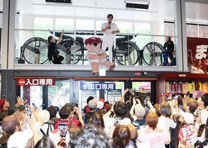 ファンに記念グッズ販売を宣伝する楽天前田健太(撮影･鈴木正人)