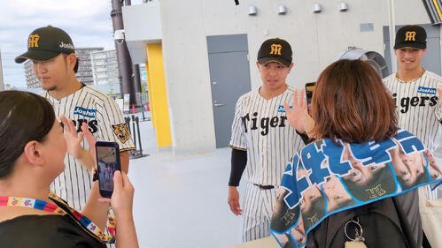 熊本地震の被災者への募金活動をおこなった、左から阪神岩貞祐太、島田海吏、百崎蒼生(撮影･堀まどか)