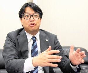 将来の目標などを語る水戸ホーリーホックの小島耕社長=水戸市の朝日新聞水戸総局、宮崎健撮影
