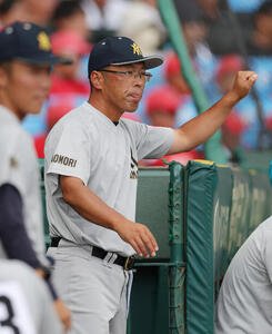 青森山田対東日本国際大昌平　5回表、戦況を見守る青森山田･兜森崇監督(撮影･河田真司)