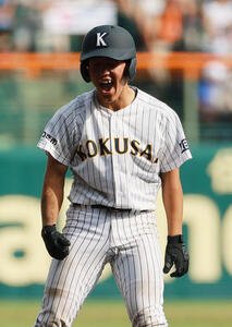 青森山田対東日本国際大昌平　5回裏東日本国際大昌平無死一塁、小内壱晟は適時二塁打を放ち送球間に三塁へ進み歓喜する(撮影･上山淳一)