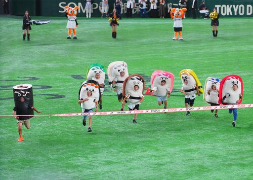 巨人対阪神　すしレース(撮影･垰建太)