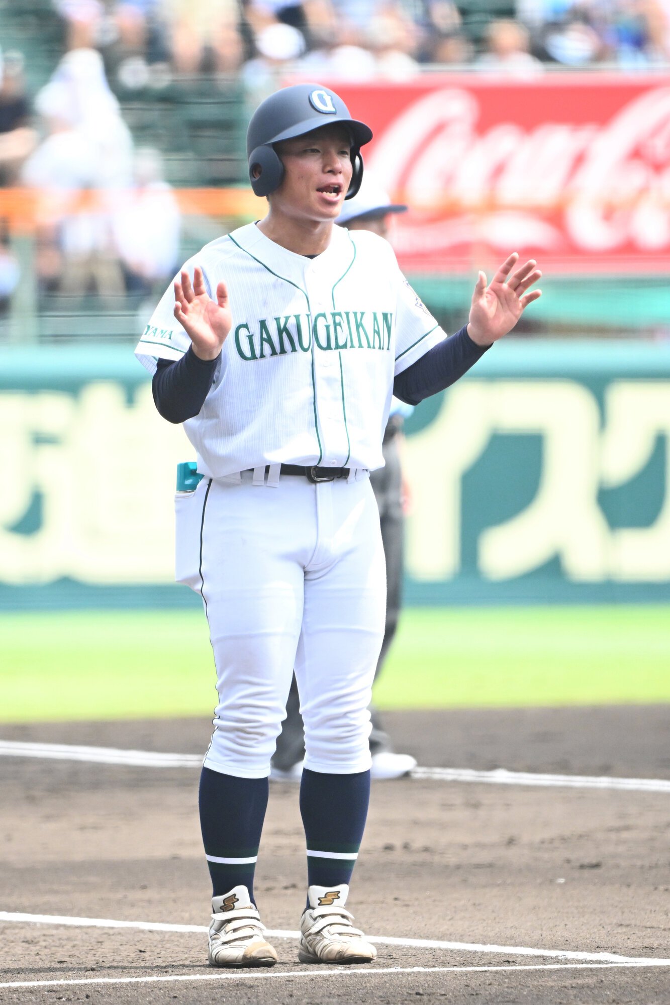 三塁コーチを務める岡山学芸館の行田凌大主将=2026年8月9日午後1時45分、兵庫県西宮市の阪神甲子園球場、滝沢美穂子撮影