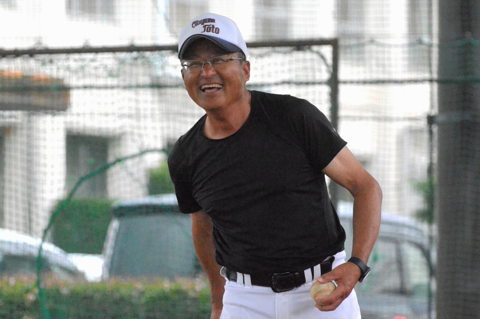 守備練習で選手の前へボールを転がす岡山城東の戸田英樹監督=2026年6月25日、岡山市中区下、中川壮撮影