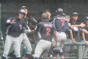 兵庫伊丹5回表2死一、三塁、同点と逆転のホームを踏んだ井上(背番号2)と金田(同7)は大喜びのベンチに迎えられた