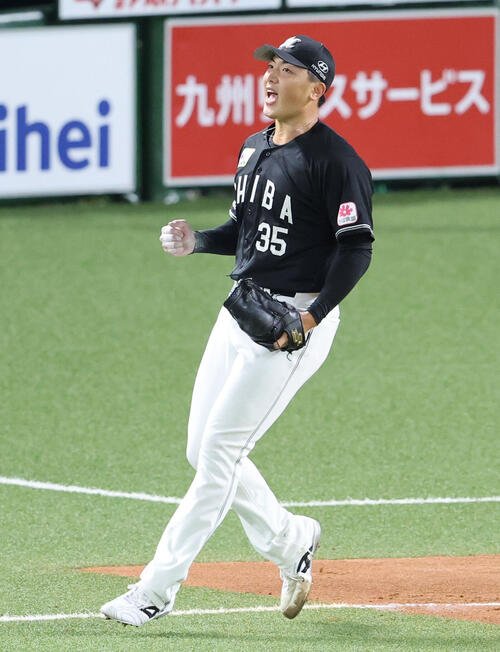 ソフトバンク対ロッテ　3回裏ソフトバンク2死満塁、近藤健介を一ゴロに打ち取った田中晴也はガッツポーズ(撮影･梅根麻紀)
