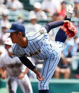 東海大甲府対健大高崎　6回裏、東海大甲府3番手で登板する村尾竜弦(撮影･加藤哉)