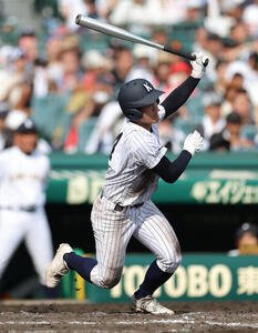 青森山田対東日本国際大昌平　4回裏東日本国際大昌平2死三塁、中前先制適時打を放つ金沢匠良(撮影･河田真司)