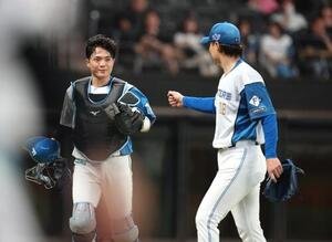 日本ハム対西武　3回表、無失点に抑え引き揚げる郡司裕也(左)と山崎福也(撮影･黒川智章)