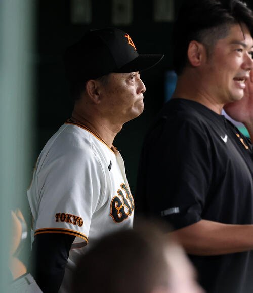 巨人対阪神　逆転を許し厳しい表情の巨人橋上秀樹監督代行(撮影･浅見桂子)