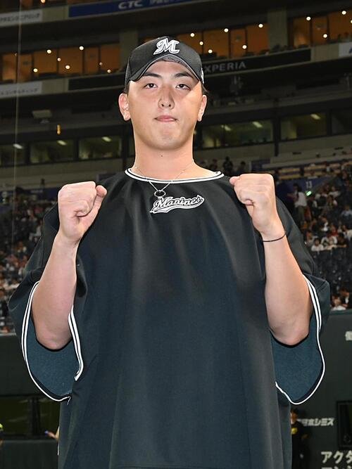 ソフトバンク対ロッテ　ヒーローインタビューを終え、ポーズをとるロッテ田中晴也(撮影･林敢治)