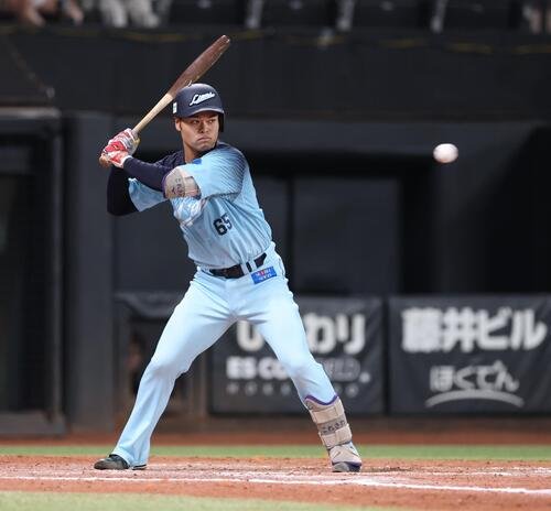 日本ハム対西武　9回表西武2死、四球を選ぶ是沢涼輔(撮影･黒川智章)