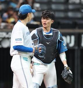 日本ハム対西武　2回表、言葉を交わす山崎福也(左)と郡司裕也(撮影･黒川智章)
