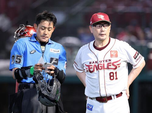 楽天対オリックス　9回表、投手交代を告げる楽天吉井理人監督(撮影･鈴木正人)