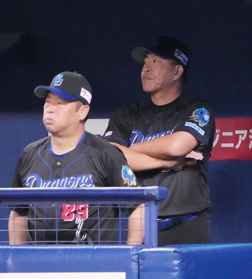 中日対DeNA 9回裏、ベンチから試合を見つめる松中信彦打撃統括コーチ(左)と井上一樹監督(撮影･森本幸一)
