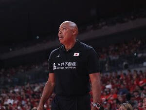 日本対韓国　2Q、戦況を見守るコーリー･ゲインズヘッドコーチ(撮影･増田悦実)