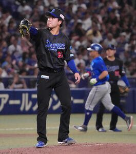 中日対DeNA 6回表DeNA無死、金丸夢斗(左)は筒香嘉智に本塁打を浴びる(撮影･森本幸一)