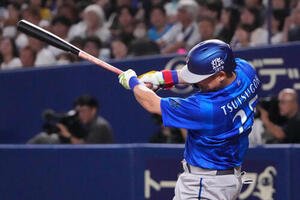 中日対DeNA 1回表DeNA2死、本塁打を放つ筒香嘉智(撮影･森本幸一)